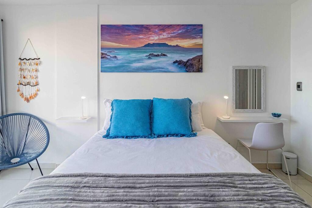 Front Sea View Apartment, Table View * Cape Town