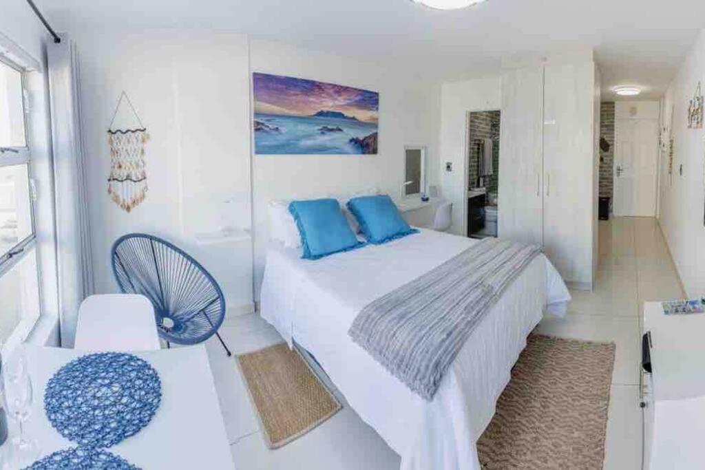 Front Sea View Apartment, Table View *